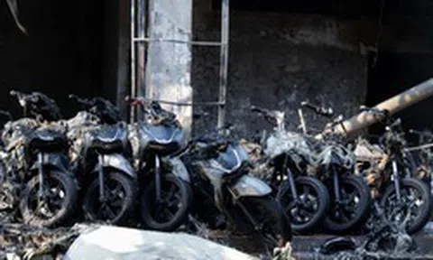 Cận cảnh dàn xe SH trơ khung sau vụ cháy cửa hàng xe máy ở Nguyễn Khánh Toàn, Hà Nội