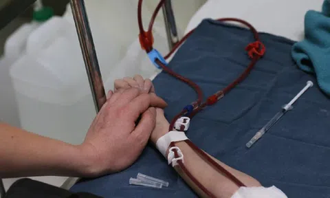 Bé 8 tuổi suýt mất mạng vì được bố mẹ thường xuyên cho ăn món "vạn người mê" thay cơm