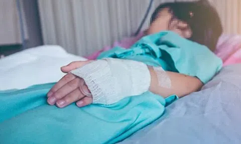 Bé gái 4 tuổi mắt thâm tím như "gấu trúc", bác sĩ cảnh báo bệnh nguy hiểm khiến mẹ bật khóc vì bỏ qua dấu hiệu quen thuộc