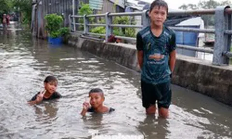 Triều cường dâng cao, trẻ em TPHCM hồn nhiên bơi lội trên đường phố