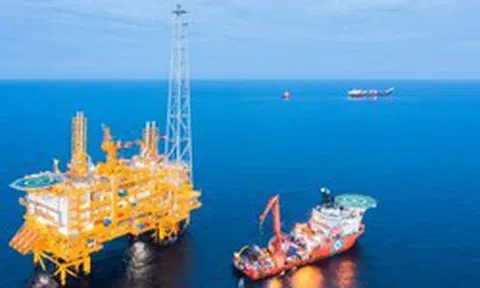 Mỏ dầu khổng lồ 100 triệu thùng của Việt Nam vừa đi vào khai thác, tập đoàn Mỹ lại khoan sâu gần 4.000m giữa biển, phát hiện dầu mới