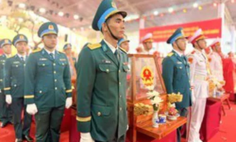 Phút tiễn đưa 731 hài cốt liệt sĩ quy tập tại CV Lê Thị Riêng về nơi an nghỉ