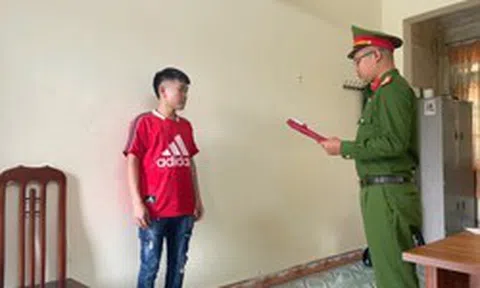 Công an bất ngờ kiểm tra cửa hàng Dương Dolce, khởi tố Nguyễn Văn Dương SN 2000