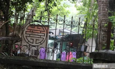 Dãy nhà xuống cấp cạnh di tích Quốc Tử Giám ở Huế chờ giải phóng mặt bằng