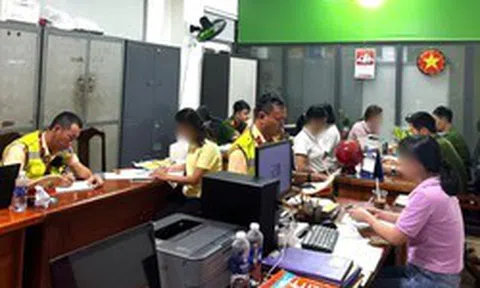 Xử phạt 6 phụ nữ ngồi tạo dáng chụp ảnh giữa khúc cua trên đèo Hải Vân