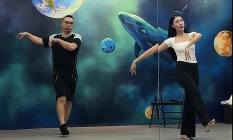Người đàn ông 40 tuổi chiều vợ nhất vịnh Bắc Bộ, học múa cổ trang biểu diễn cho vợ xem