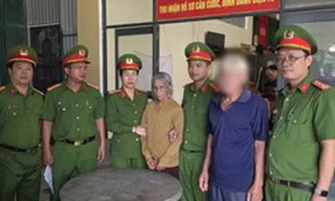 Công an bắt Nguyễn Thị Tuyết 69 tuổi trước sự bất ngờ của gia đình