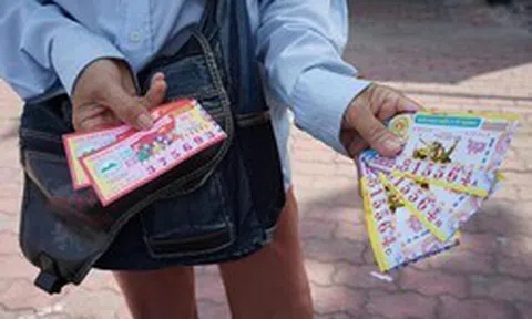 Mua vé số rồi chia cho các chị em bạn dì, 5 bà nội trợ nhận thưởng "khủng"