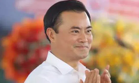 Cầu đi bộ qua sông Sài Gòn đã hợp long nhưng chưa thể lưu thông ngay
