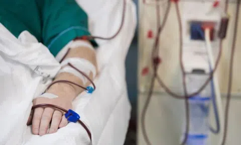 Bé trai 14 tuổi nguy kịch sau khi ăn đùi gà và thịt lợn kho