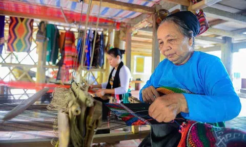 Giữ nghề dệt thổ cẩm, tạo sinh kế từ du lịch cho người dân vùng cao