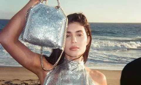 Kylie Jenner gây tranh cãi khi diện thiết kế đắt giá của Victoria’s Secret