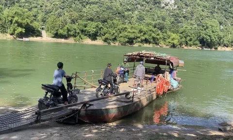 Cuộc sống cách trở của người dân ở "ốc đảo" nằm biệt lập bên sông Mã