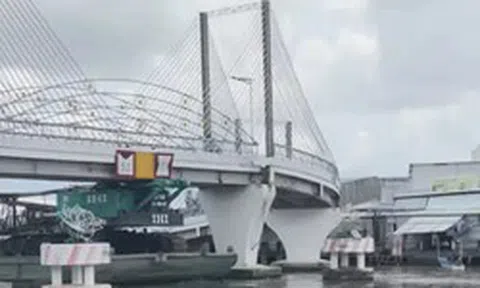 Sà lan va chạm làm hỏng cầu Nông Sản Thực Phẩm ở Cà Mau