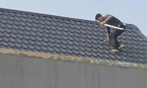 Công an Thanh Hóa vây bắt 2 người cầm hung khí cố thủ trên mái nhà