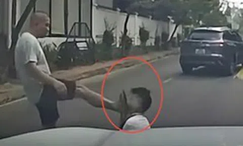 Công an Phú Thọ xác minh kẻ côn đồ chặn xe, đấm đá tài xế gục xuống đường