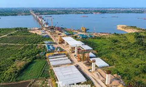 Cầu Hồng Hà lộ hình hài sau một năm thi công