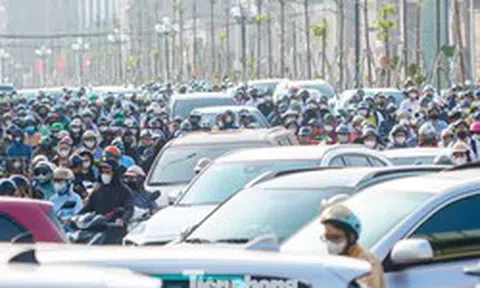 Vành đai 2,5 thông xe kỹ thuật, xe máy tràn lên vỉa hè, ô tô nối hàng dài