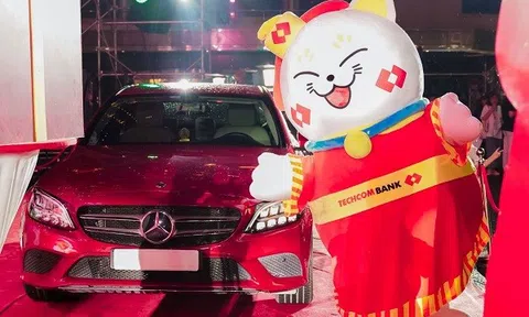 Mở app Techcombank, đón Mèo Đại Cát