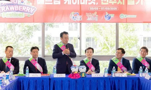 Thị trưởng Thành phố Jinju- Hàn Quốc tham dự sự kiện quảng bá Dâu tây Jinju tại K-Market cùng đoàn đại biểu