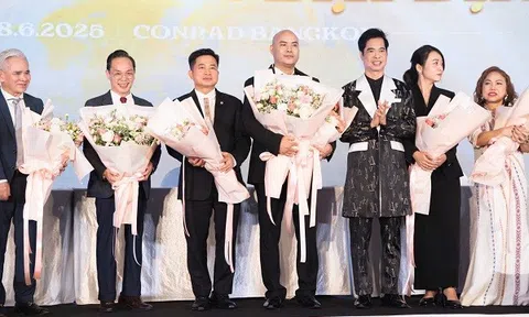 Nguyên Phó Thủ tướng Thái Lan chúc mừng A Tuân trong lễ ra mắt dự án tầm vóc quốc tế