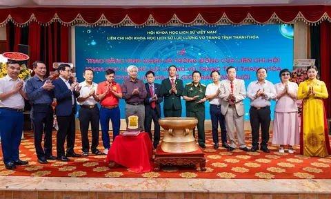 Trao Bằng vinh danh và Trống đồng tri ân doanh nhân Trần Văn Mười