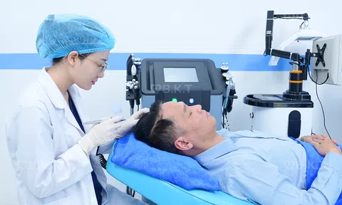 Rụng tóc, hói chữ M: Bác sĩ Bùi Kiều Trang cảnh báo 7 giai đoạn rụng đừng chủ quan