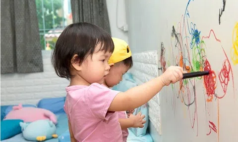 Con vui vẽ sắc màu, tường sạch có mẹ lo