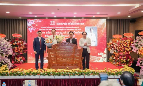 Giáo sư, Tiến sĩ danh dự Trần Văn Mười đón nhận Chiếu thư và Doanh nhân Văn hóa UNESCO
