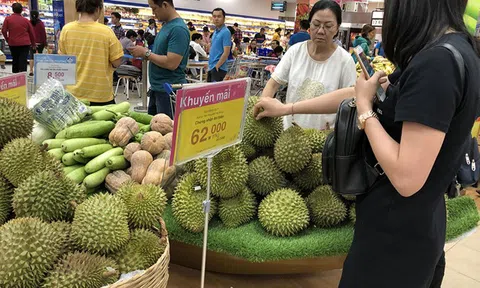 Ế vườn, giá sầu riêng ngoài chợ vẫn đắt