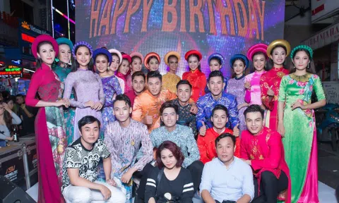 Hàng ngàn BST thổ cẩm của NTK Việt Hùng đã bước ra "Thời trang Phố"