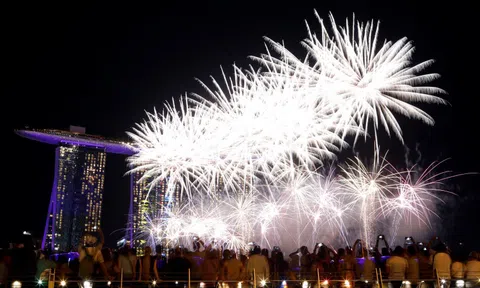 Đại tiệc pháo hoa trên bầu trời châu Á chào đón 2019