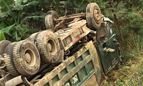 Hòa Bình: Xe 5 chỗ nát bươm vì đối đầu xe tải