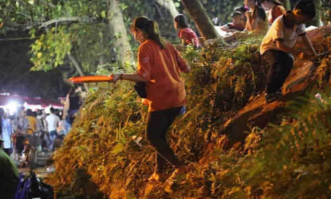 "Biển người" tại Đền Hùng trong đêm trước ngày khai hội