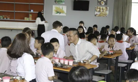 Huế: Ban Giám Hiệu trường Vicoschool ăn cùng học sinh để giám sát chất lượng bữa ăn