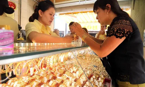 Chuyên gia dự báo giá vàng giảm, nhà đầu tư vẫn kỳ vọng tăng