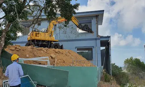 Tháo dỡ biệt thự mẫu xây dựng không phép tại Vũng Tàu
