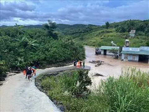 Lâm Đồng: Di dời nhiều người dân có nhà bị ngập sâu đến nơi an toàn