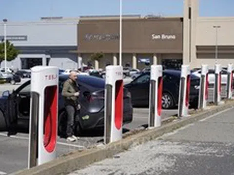 Tesla công bố những mẫu xe tự hành tương lai 