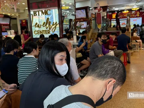 Giá vàng chưa kìm đà giảm, cửa hàng vừa mở bán đã cháy hàng