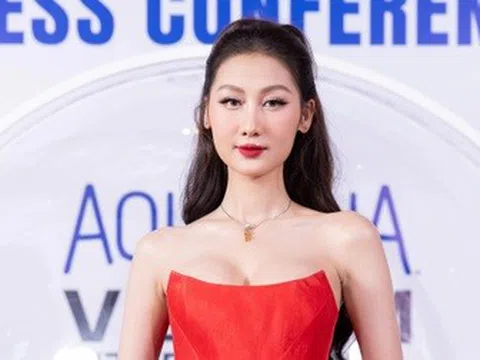 Hoa hậu Quế Anh diện đầm gợi cảm, nổi bật trên thảm đỏ