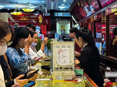 Giá vàng hạ nhiệt, người dân chen chân mua vào