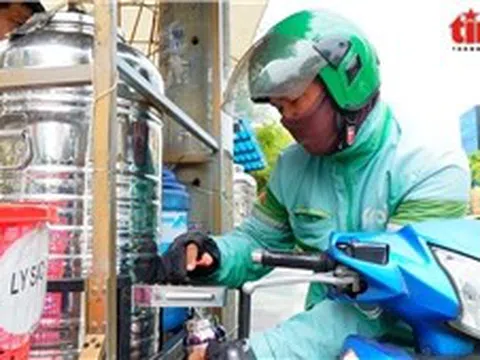 Những bình trà đá miễn phí làm dịu mát lòng người giữa tiết trời nắng gắt