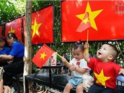 TP Hồ Chí Minh: Những quán cà phê rực rỡ cờ hoa chào mừng đại lễ 30/4