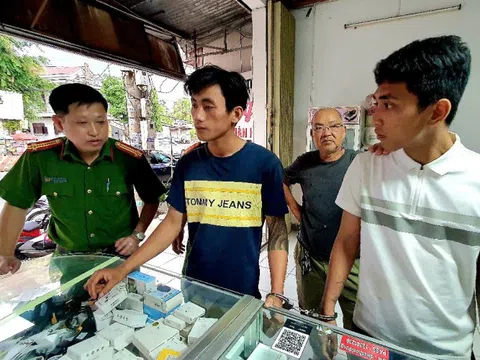 Bắt nhanh 2 đối tượng khống chế người dân cướp tài sản