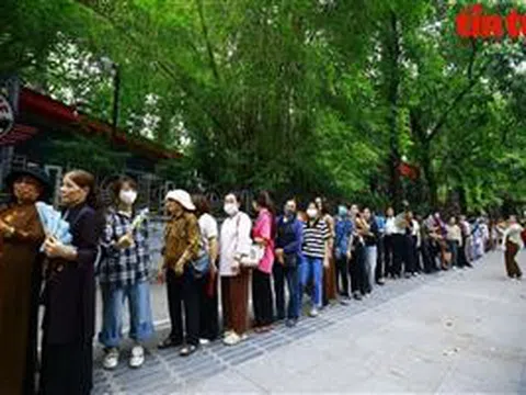 Hàng ngàn người chen chân dưới nắng để chiêm bái xá lợi Đức Phật