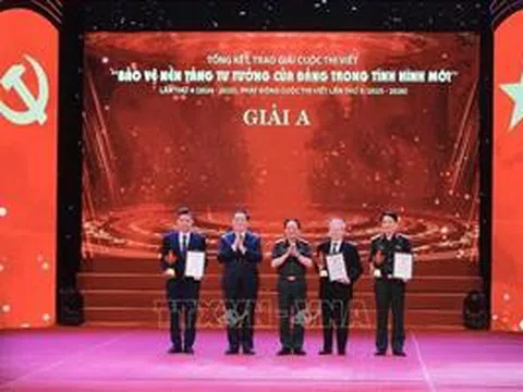 Trao giải cuộc thi viết 'Bảo vệ nền tảng tư tưởng của Đảng trong tình hình mới'