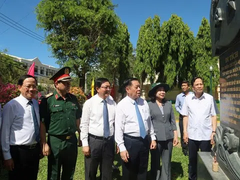 Bình Định dâng hoa kỷ niệm tại di tích Địa điểm 300 ngày chuyển quân tập kết ra Bắc