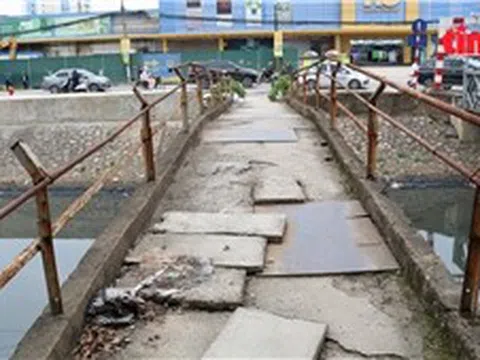 Cận cảnh những cây cầu tạm, cầu yếu hoen rỉ ở Hà Nội