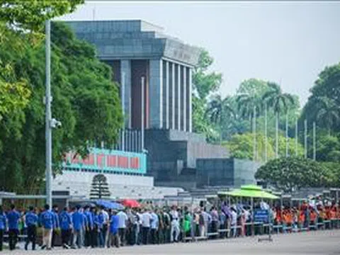 Sáng tháng 5, dòng người thành kính vào Lăng viếng Bác
